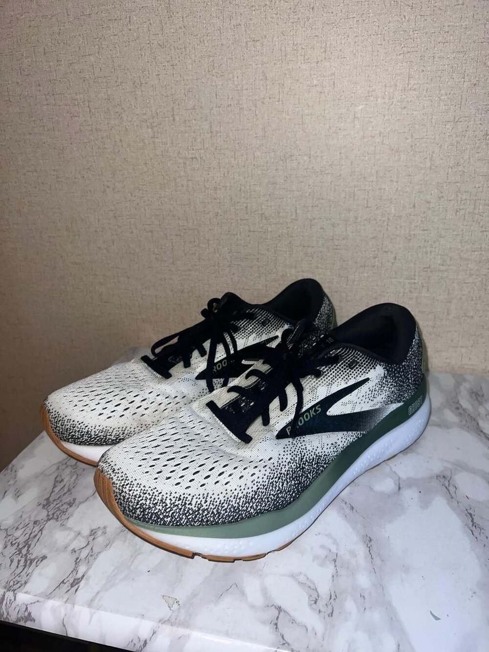 Brooks Ghost 16 Running Shoes White Black Green size 12 D Mens